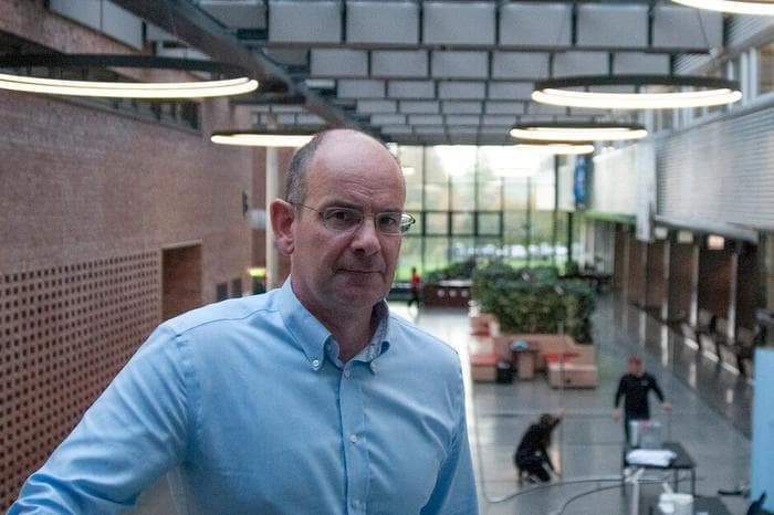 Mann med blå skjorte