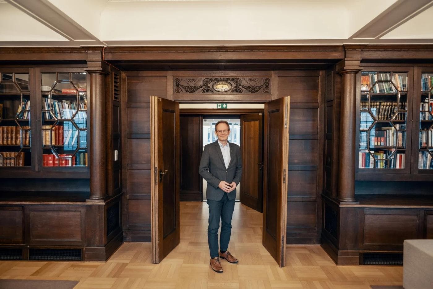 Mann fremfor åpen dør